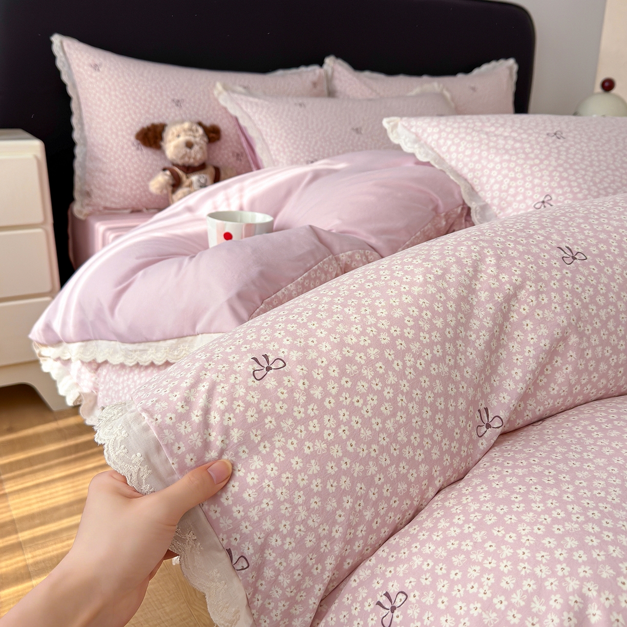 91家纺网 家纺一手货源 找家纺 铺尚美家纺 2026新款田园韩版花边款小碎花古法水洗仿棉A类云感棉四件套 仲夏晚樱