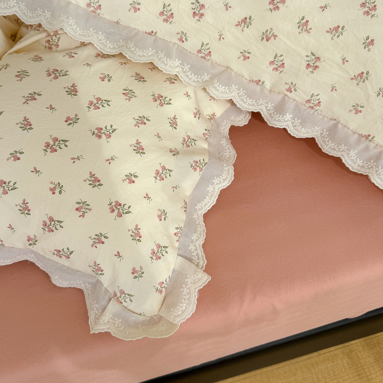 91家纺网 家纺一手货源 找家纺 铺尚美家纺 2026新款田园韩版花边款小碎花古法水洗仿棉A类云感棉四件套 午后花园粉