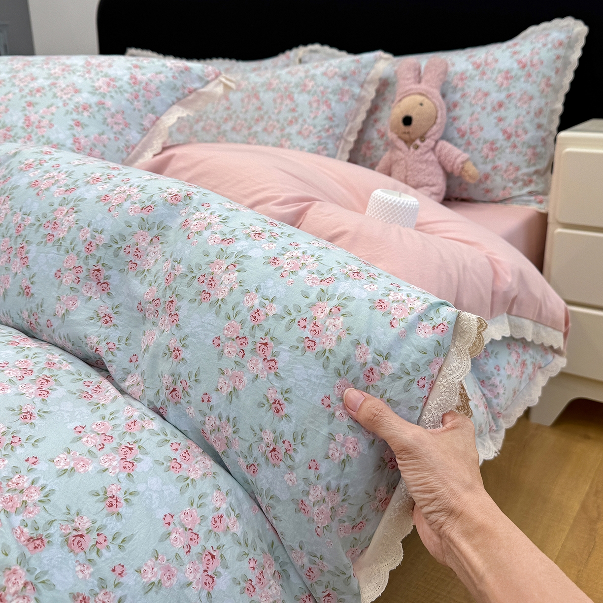 91家纺网 家纺一手货源 找家纺 铺尚美家纺 2026新款田园韩版花边款小碎花古法水洗仿棉A类云感棉四件套 篱陌