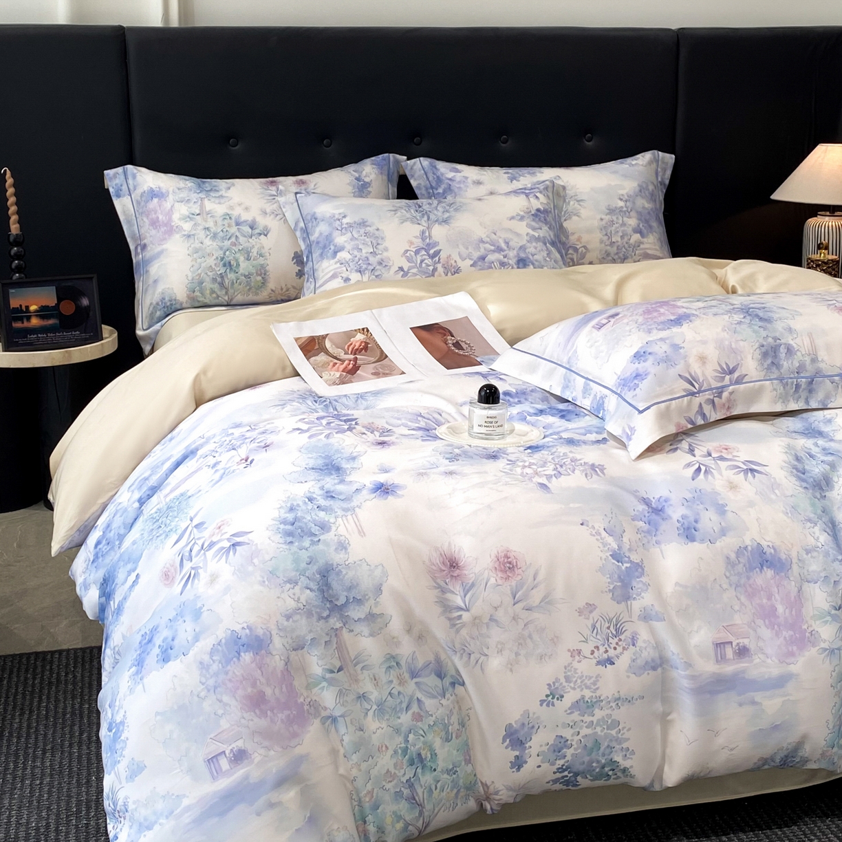 91家纺网 家纺一手货源 找家纺 启航家居 2026新款春夏天丝莱赛尔数码印花四件套 早春的树蓝