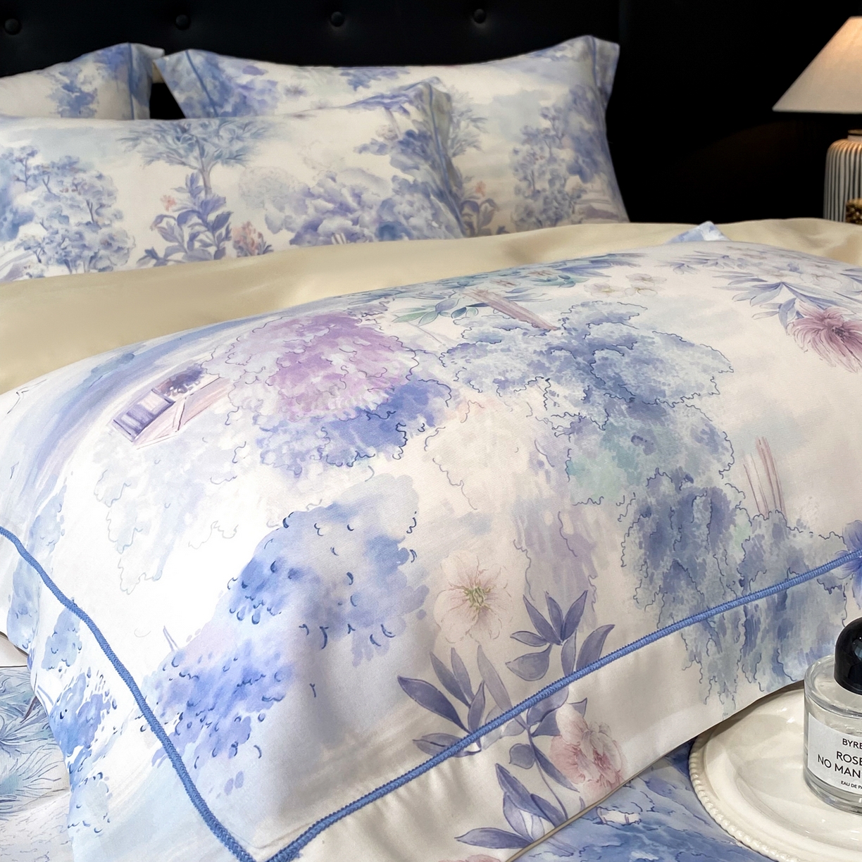 91家纺网 家纺一手货源 找家纺 启航家居 2026新款春夏天丝莱赛尔数码印花四件套 早春的树蓝