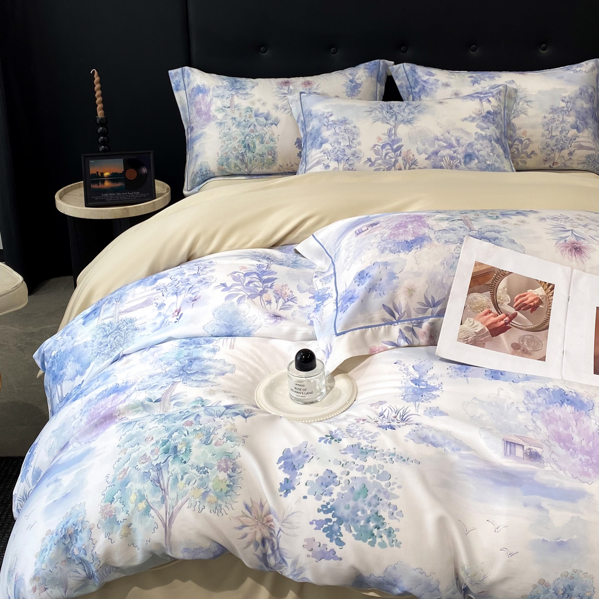 91家纺网 家纺一手货源 找家纺 启航家居 2026新款春夏天丝莱赛尔数码印花四件套 早春的树蓝