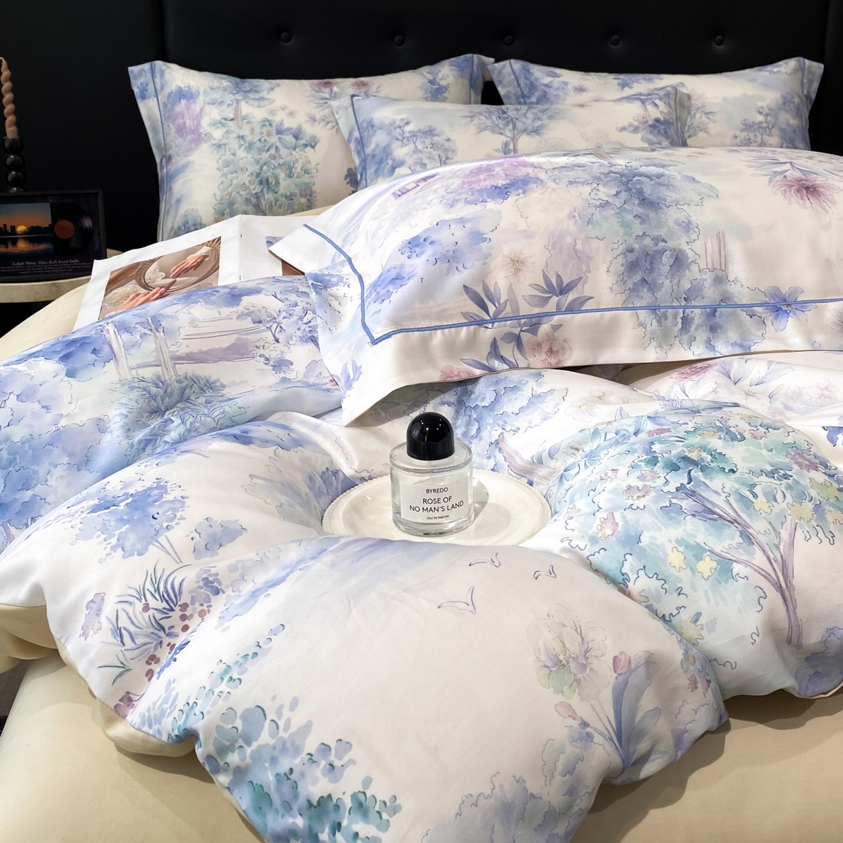 91家纺网 家纺一手货源 找家纺 启航家居 2026新款春夏天丝莱赛尔数码印花四件套 早春的树蓝