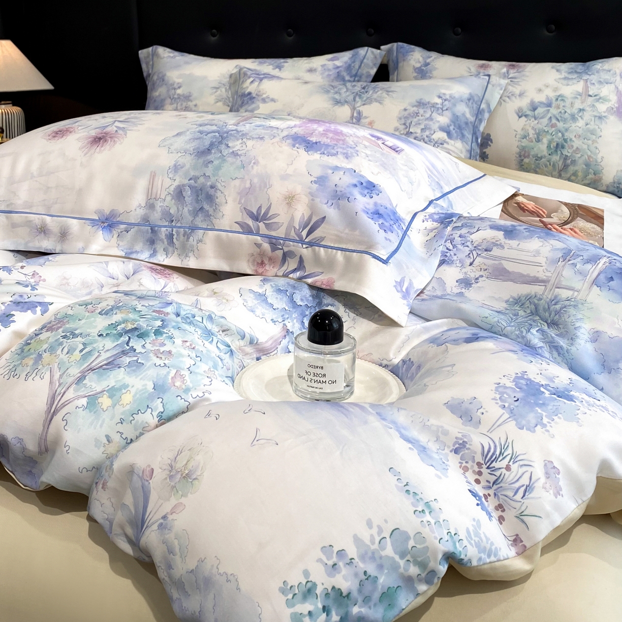 91家纺网 家纺一手货源 找家纺 启航家居 2026新款春夏天丝莱赛尔数码印花四件套 早春的树蓝