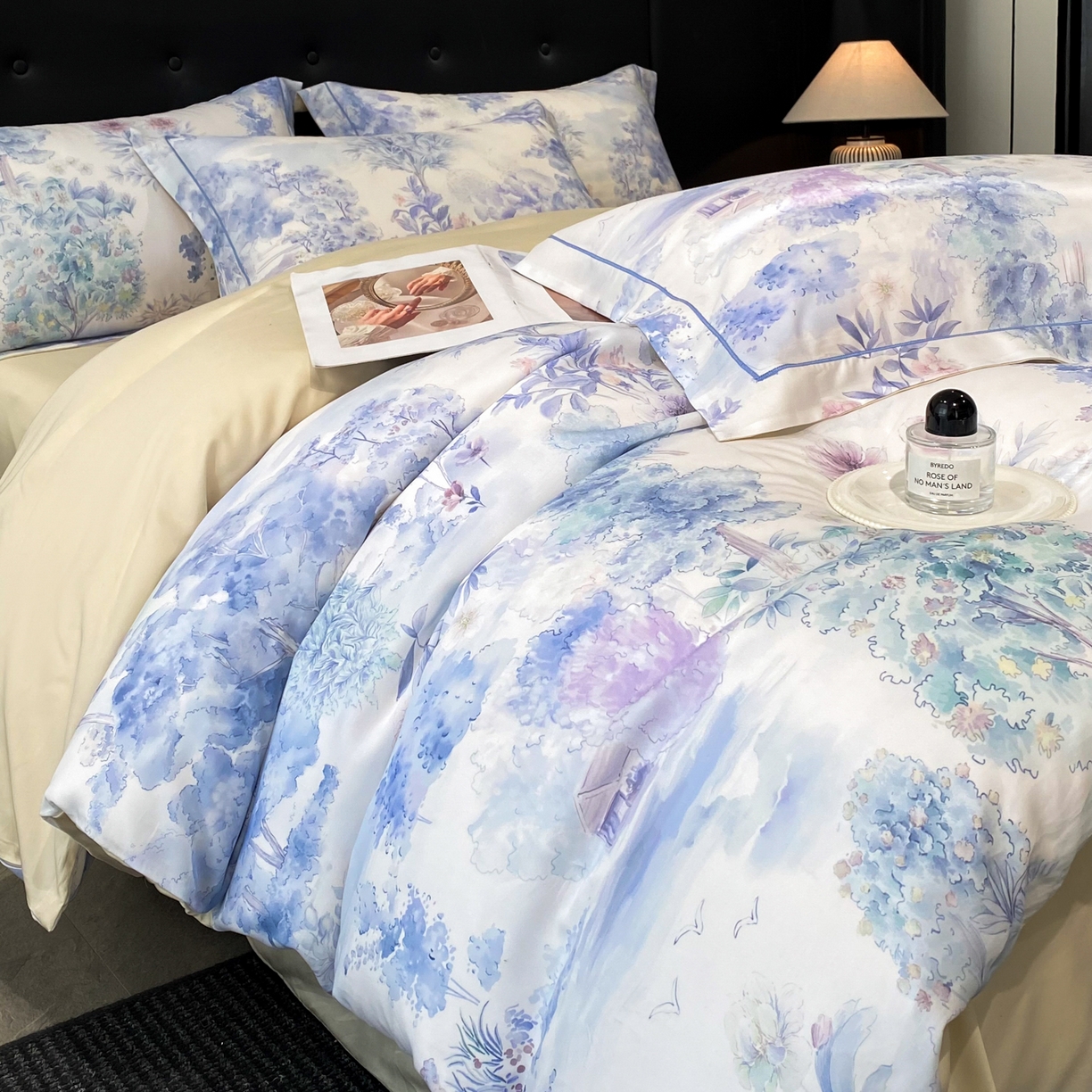 91家纺网 家纺一手货源 找家纺 启航家居 2026新款春夏天丝莱赛尔数码印花四件套 早春的树蓝