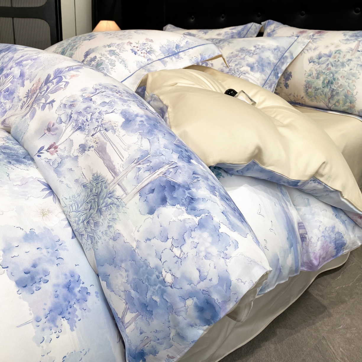 91家纺网 家纺一手货源 找家纺 启航家居 2026新款春夏天丝莱赛尔数码印花四件套 早春的树蓝