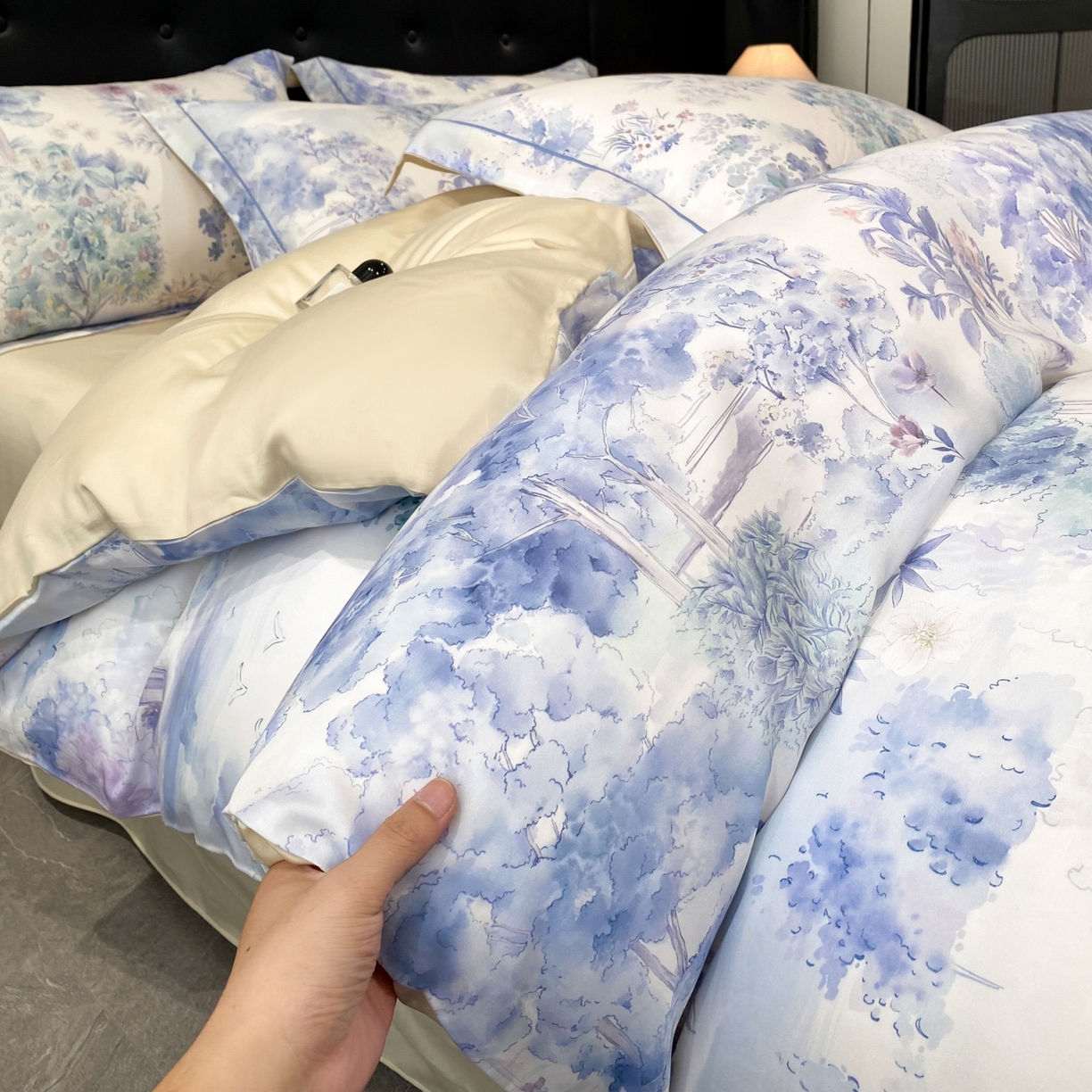 91家纺网 家纺一手货源 找家纺 启航家居 2026新款春夏天丝莱赛尔数码印花四件套 早春的树蓝