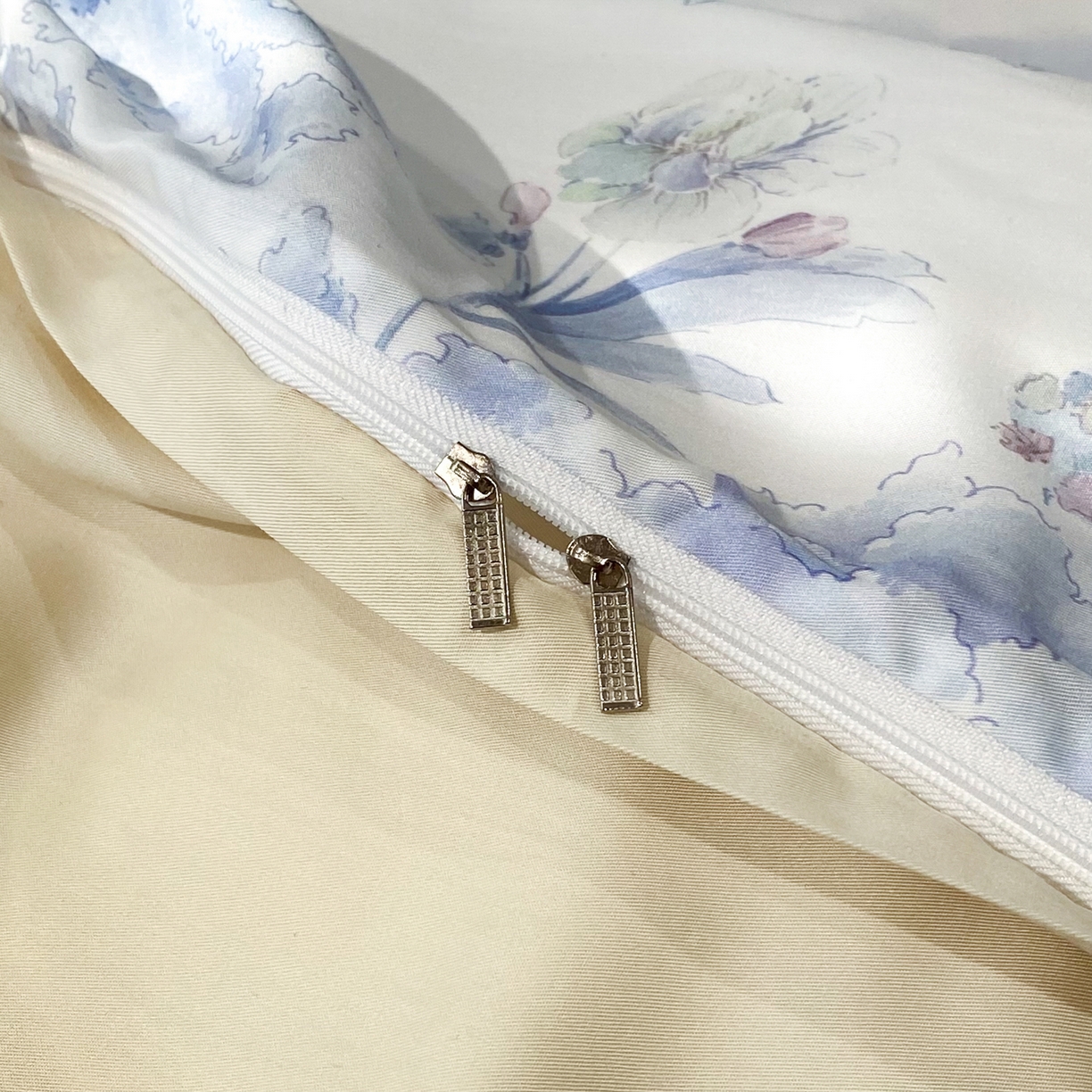 91家纺网 家纺一手货源 找家纺 启航家居 2026新款春夏天丝莱赛尔数码印花四件套 早春的树蓝