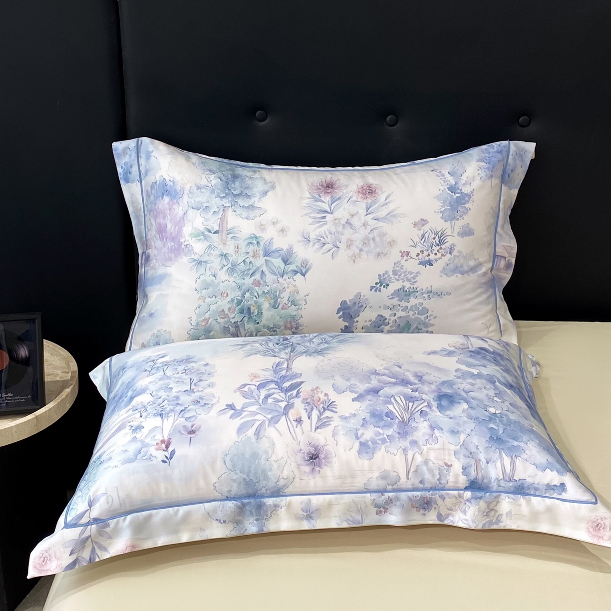 91家纺网 家纺一手货源 找家纺 启航家居 2026新款春夏天丝莱赛尔数码印花四件套 早春的树蓝