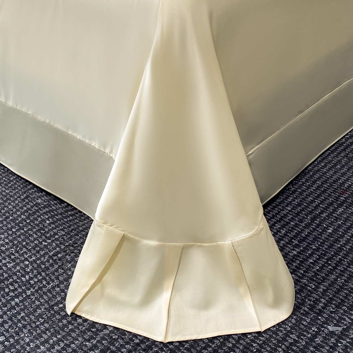 91家纺网 家纺一手货源 找家纺 启航家居 2026新款春夏天丝莱赛尔数码印花四件套 早春的树蓝