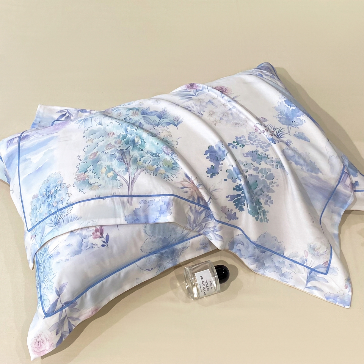 91家纺网 家纺一手货源 找家纺 启航家居 2026新款春夏天丝莱赛尔数码印花四件套 早春的树蓝