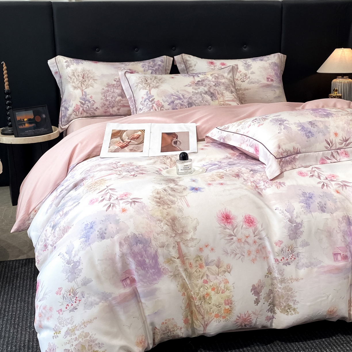 91家纺网 家纺一手货源 找家纺 启航家居 2026新款春夏天丝莱赛尔数码印花四件套 早春的树紫