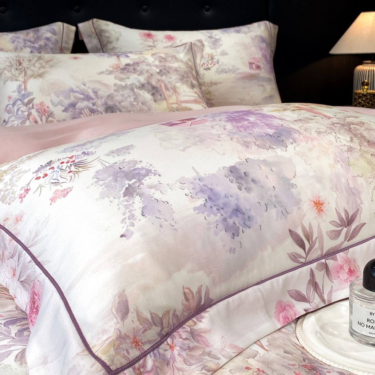 91家纺网 家纺一手货源 找家纺 启航家居 2026新款春夏天丝莱赛尔数码印花四件套 早春的树紫