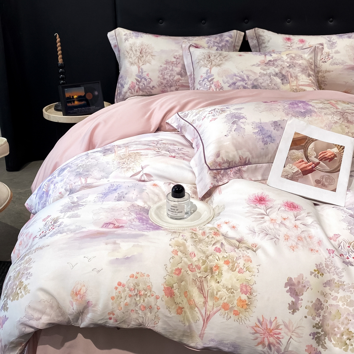 91家纺网 家纺一手货源 找家纺 启航家居 2026新款春夏天丝莱赛尔数码印花四件套 早春的树紫