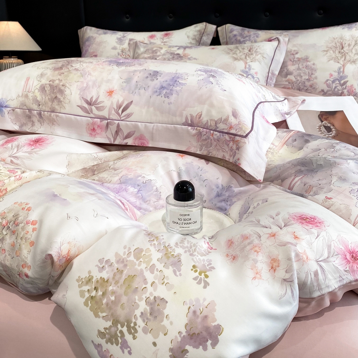 91家纺网 家纺一手货源 找家纺 启航家居 2026新款春夏天丝莱赛尔数码印花四件套 早春的树紫