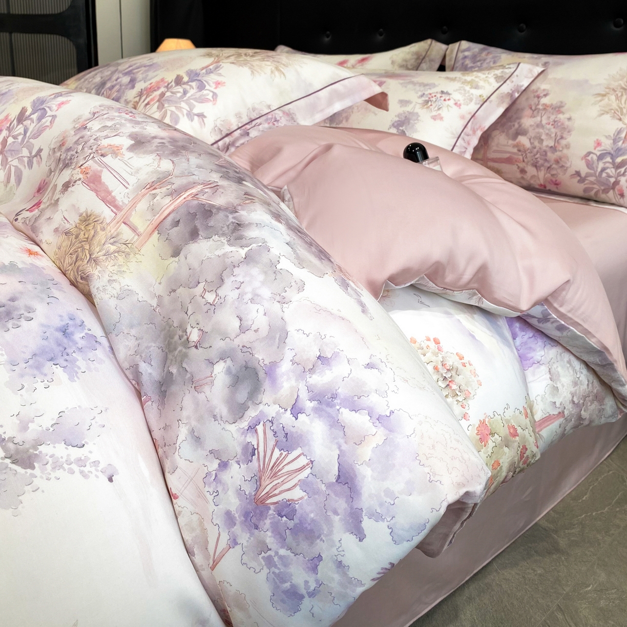 91家纺网 家纺一手货源 找家纺 启航家居 2026新款春夏天丝莱赛尔数码印花四件套 早春的树紫