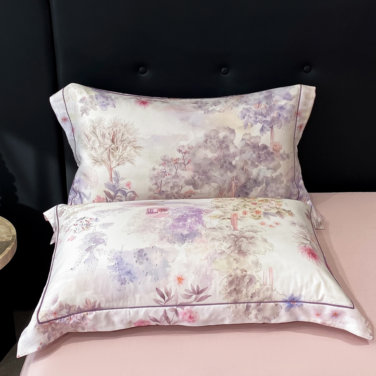 91家纺网 家纺一手货源 找家纺 启航家居 2026新款春夏天丝莱赛尔数码印花四件套 早春的树紫