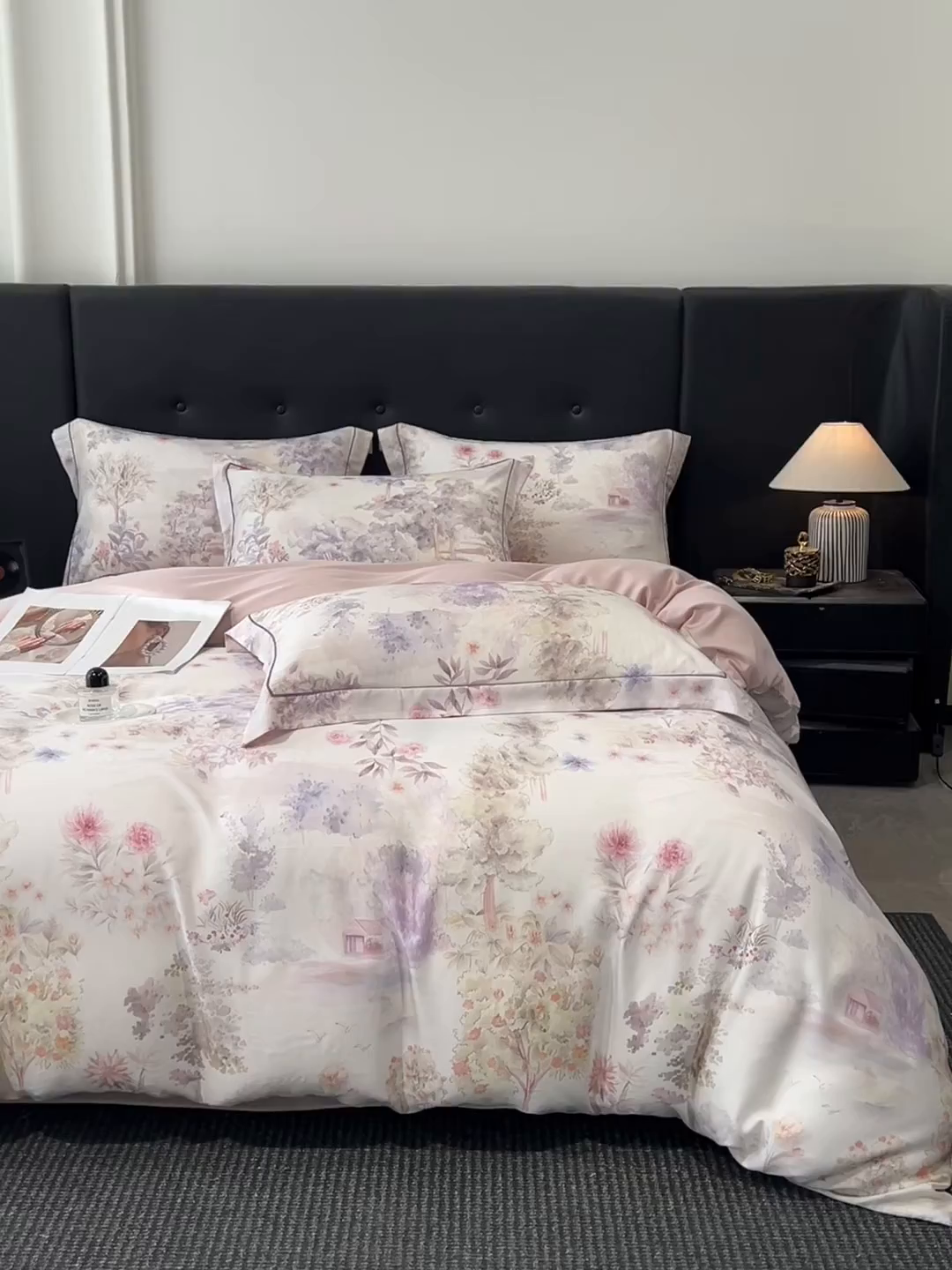 91家纺网 家纺一手货源 找家纺 启航家居 2026新款春夏天丝莱赛尔数码印花四件套 早春的树紫