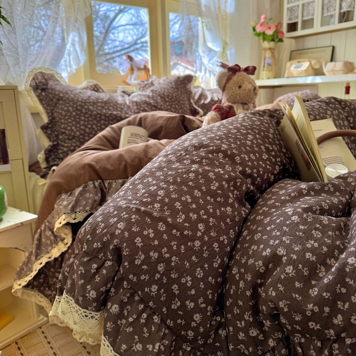 91家纺网 家纺一手货源 找家纺 阿曼达 2026新款印花复古小碎花镂空蕾丝花边款四件套 复古小蕾丝-木绵笺.咖