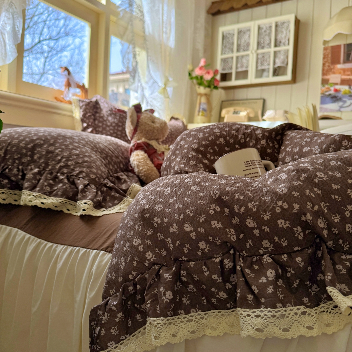 91家纺网 家纺一手货源 找家纺 阿曼达 2026新款印花复古小碎花镂空蕾丝花边款四件套 复古小蕾丝-木绵笺.咖