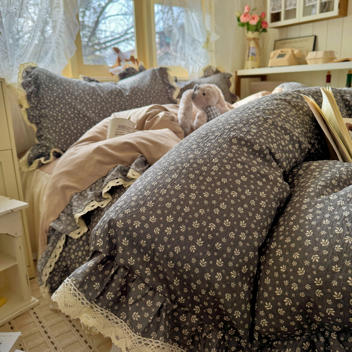 91家纺网 家纺一手货源 找家纺 阿曼达 2026新款印花复古小碎花镂空蕾丝花边款四件套 复古小蕾丝-浅花.灰