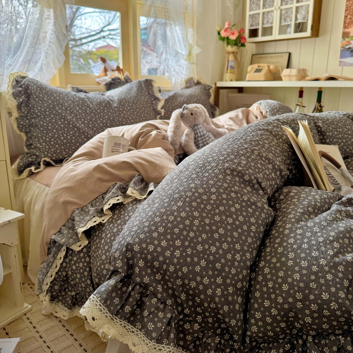 91家纺网 家纺一手货源 找家纺 阿曼达 2026新款印花复古小碎花镂空蕾丝花边款四件套 复古小蕾丝-浅花.灰