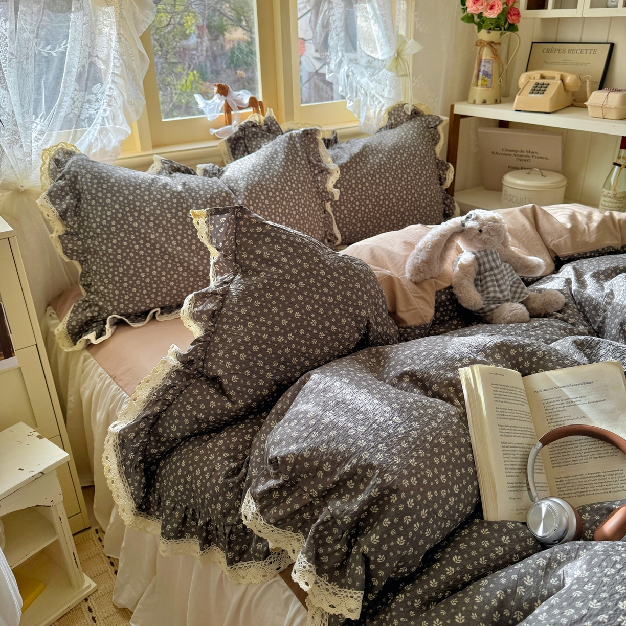 91家纺网 家纺一手货源 找家纺 阿曼达 2026新款印花复古小碎花镂空蕾丝花边款四件套 复古小蕾丝-浅花.灰