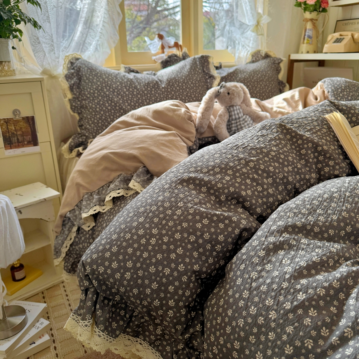 91家纺网 家纺一手货源 找家纺 阿曼达 2026新款印花复古小碎花镂空蕾丝花边款四件套 复古小蕾丝-浅花.灰