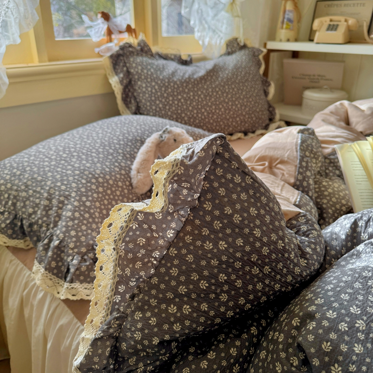 91家纺网 家纺一手货源 找家纺 阿曼达 2026新款印花复古小碎花镂空蕾丝花边款四件套 复古小蕾丝-浅花.灰