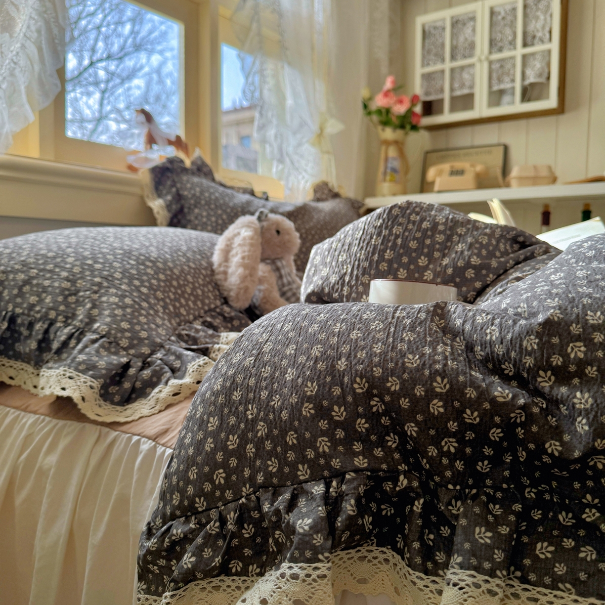 91家纺网 家纺一手货源 找家纺 阿曼达 2026新款印花复古小碎花镂空蕾丝花边款四件套 复古小蕾丝-浅花.灰