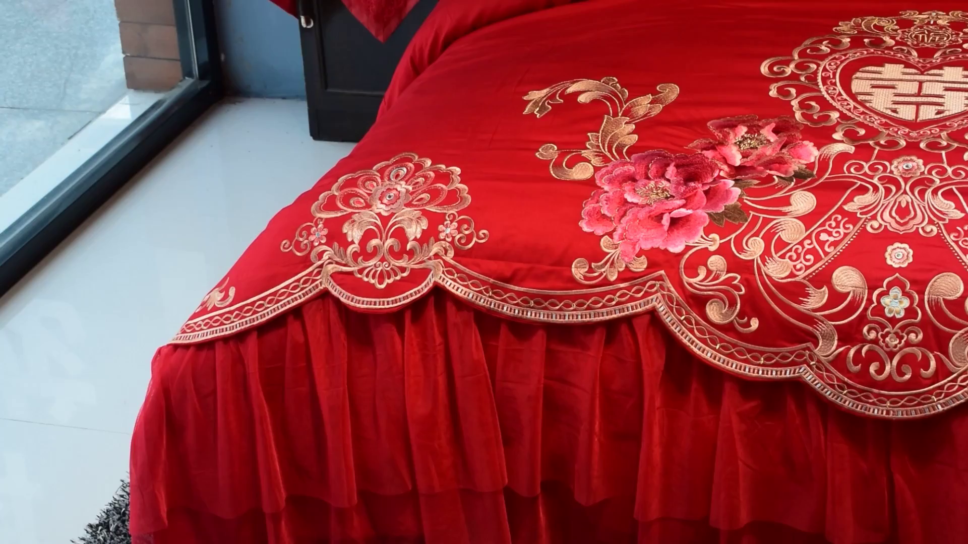 91家纺网 家纺一手货源 找家纺 慕她家纺 慕她畅销款全棉纯棉婚庆四件套大红色刺绣结婚床上用品 花蔓喜多 大红