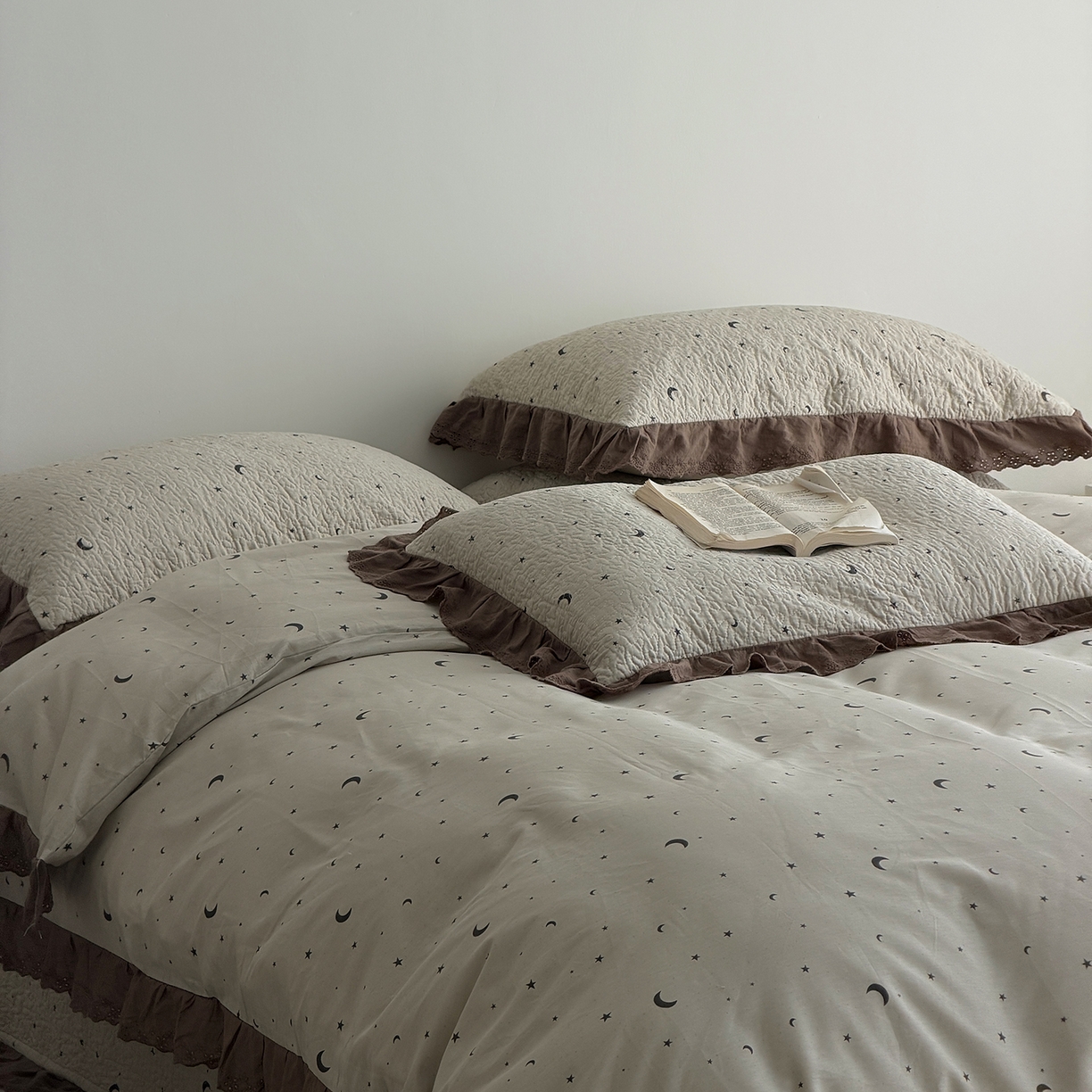 91家纺网 家纺一手货源 找家纺 佰织鑫家居 2026新款全棉法式砂洗棉花床盖款被套四件套星星月亮