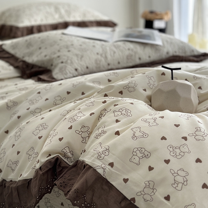 91家纺网 家纺一手货源 找家纺 佰织鑫家居 2026新款全棉法式砂洗棉花床盖款被套四件套 贝贝熊