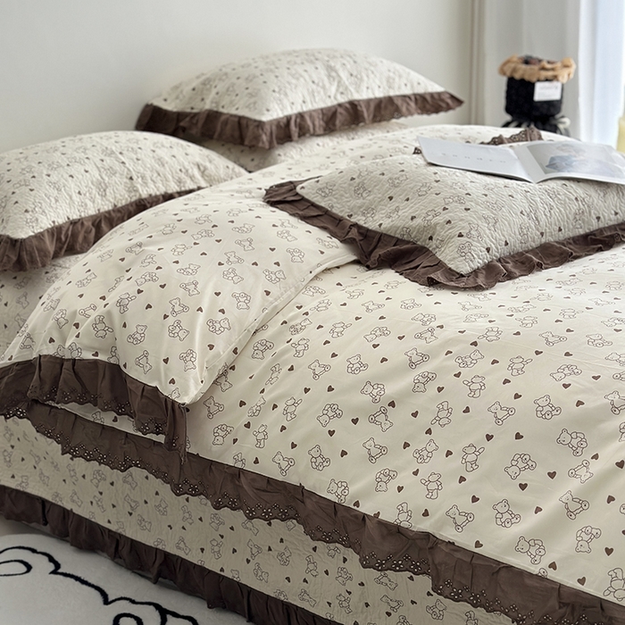 91家纺网 家纺一手货源 找家纺 佰织鑫家居 2026新款全棉法式砂洗棉花床盖款被套四件套 贝贝熊