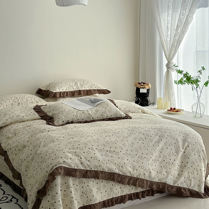 91家纺网 家纺一手货源 找家纺 佰织鑫家居 2026新款全棉法式砂洗棉花床盖款被套四件套 贝贝熊