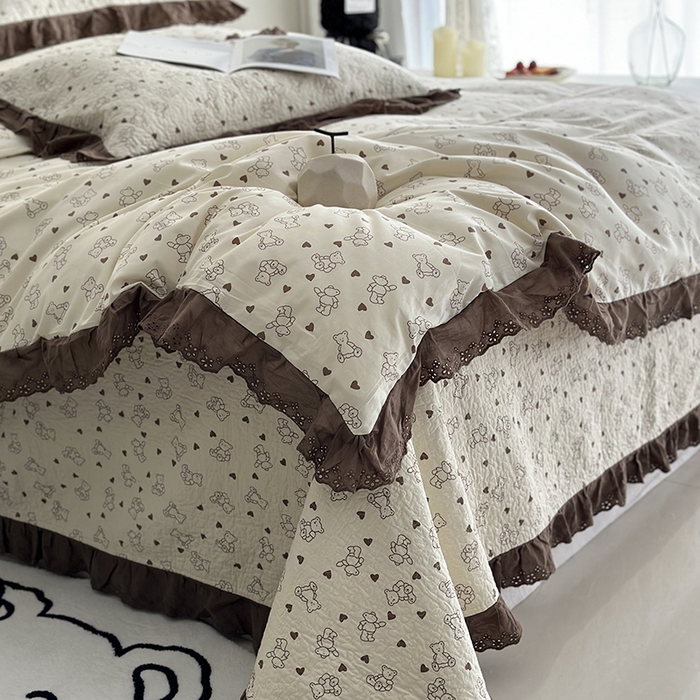 91家纺网 家纺一手货源 找家纺 佰织鑫家居 2026新款全棉法式砂洗棉花床盖款被套四件套 贝贝熊