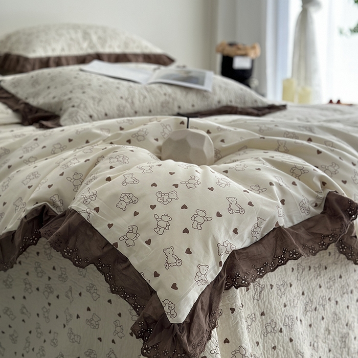 91家纺网 家纺一手货源 找家纺 佰织鑫家居 2026新款全棉法式砂洗棉花床盖款被套四件套 贝贝熊