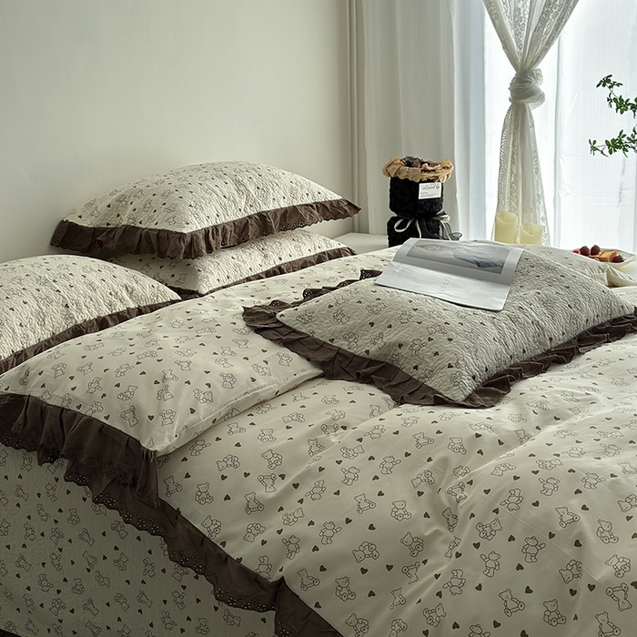 91家纺网 家纺一手货源 找家纺 佰织鑫家居 2026新款全棉法式砂洗棉花床盖款被套四件套 贝贝熊