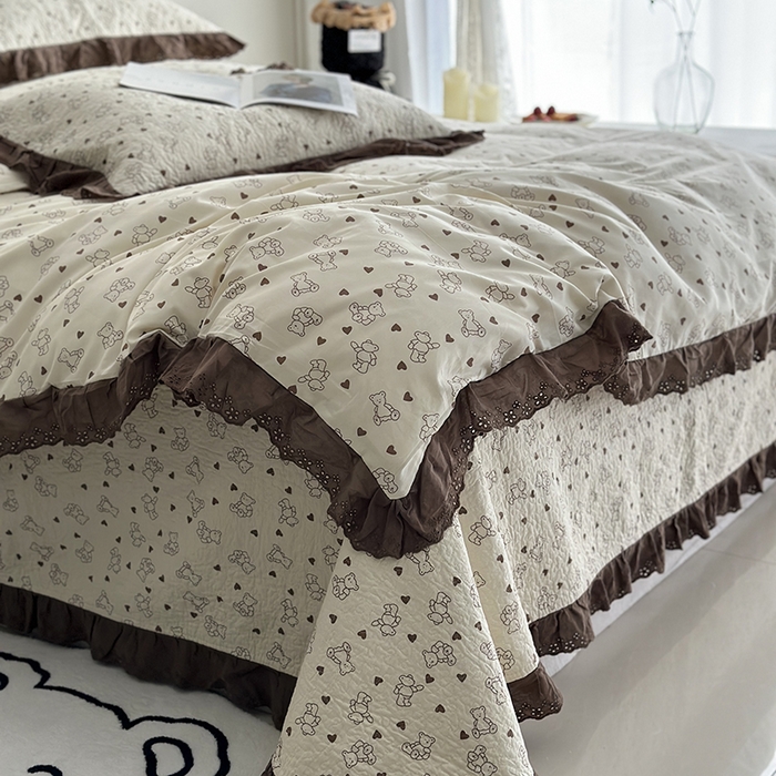 91家纺网 家纺一手货源 找家纺 佰织鑫家居 2026新款全棉法式砂洗棉花床盖款被套四件套 贝贝熊