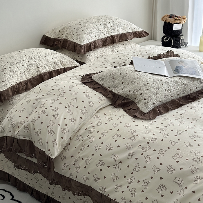 91家纺网 家纺一手货源 找家纺 佰织鑫家居 2026新款全棉法式砂洗棉花床盖款被套四件套 贝贝熊