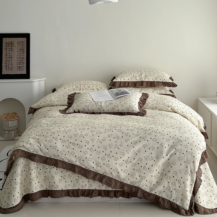 91家纺网 家纺一手货源 找家纺 佰织鑫家居 2026新款全棉法式砂洗棉花床盖款被套四件套 贝贝熊