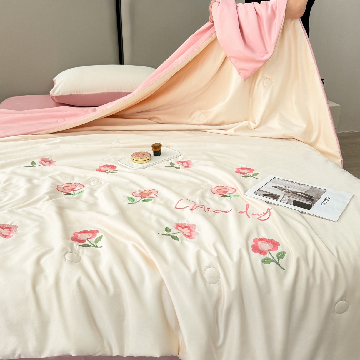 91家纺网 家纺一手货源 找家纺 （总）欢乐季 2026新款A类水洗冰丝满版刺绣夏被夏凉被空调被四件套