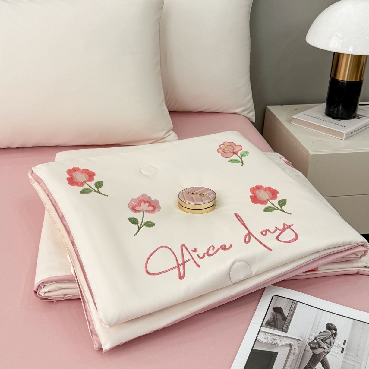 91家纺网 家纺一手货源 找家纺 （总）欢乐季 2026新款A类水洗冰丝满版刺绣夏被夏凉被空调被四件套