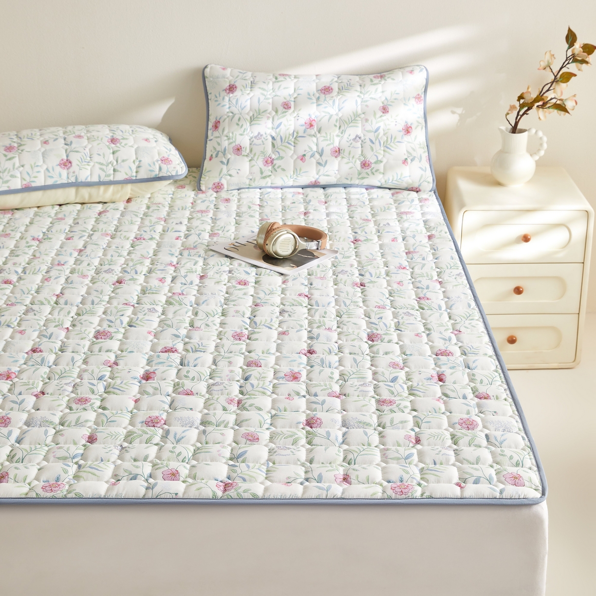 91家纺网 家纺一手货源 找家纺 小桃姐家纺 2026新款四季夹棉防水床护垫 隔脏床垫姨妈垫儿童隔尿垫夹棉枕套 春日来信