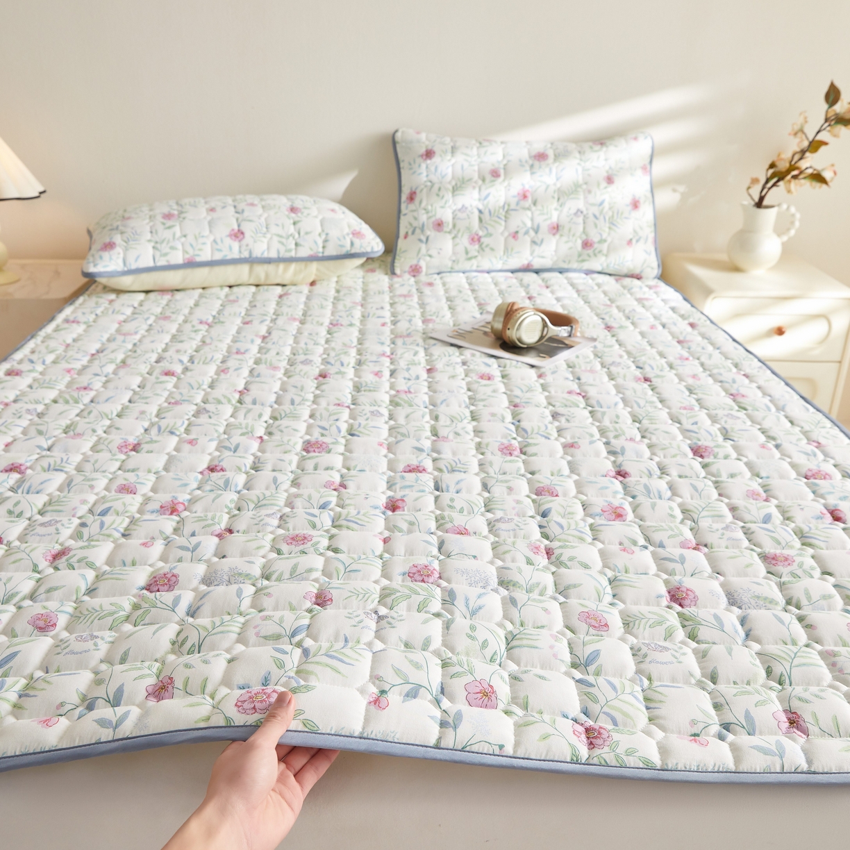 91家纺网 家纺一手货源 找家纺 小桃姐家纺 2026新款四季夹棉防水床护垫 隔脏床垫姨妈垫儿童隔尿垫夹棉枕套 春日来信