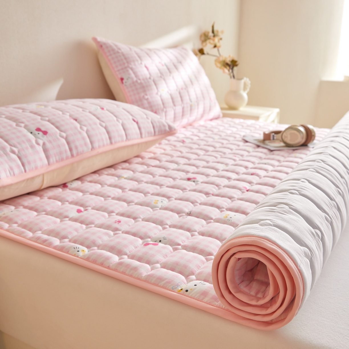 91家纺网 家纺一手货源 找家纺 小桃姐家纺 2026新款四季夹棉防水床护垫 隔脏床垫姨妈垫儿童隔尿垫夹棉枕套 格纹kitty