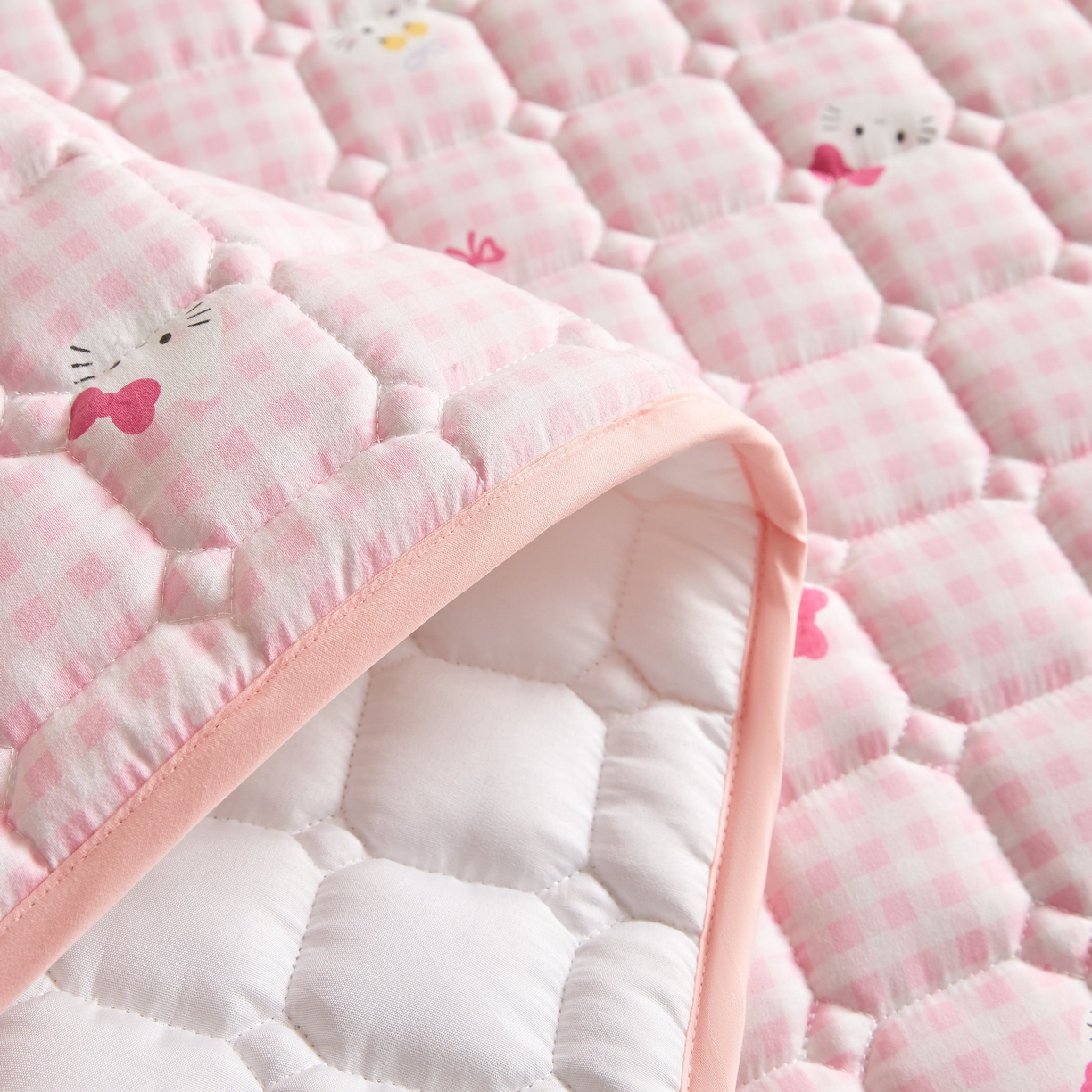 91家纺网 家纺一手货源 找家纺 小桃姐家纺 2026新款四季夹棉防水床护垫 隔脏床垫姨妈垫儿童隔尿垫夹棉枕套 格纹kitty