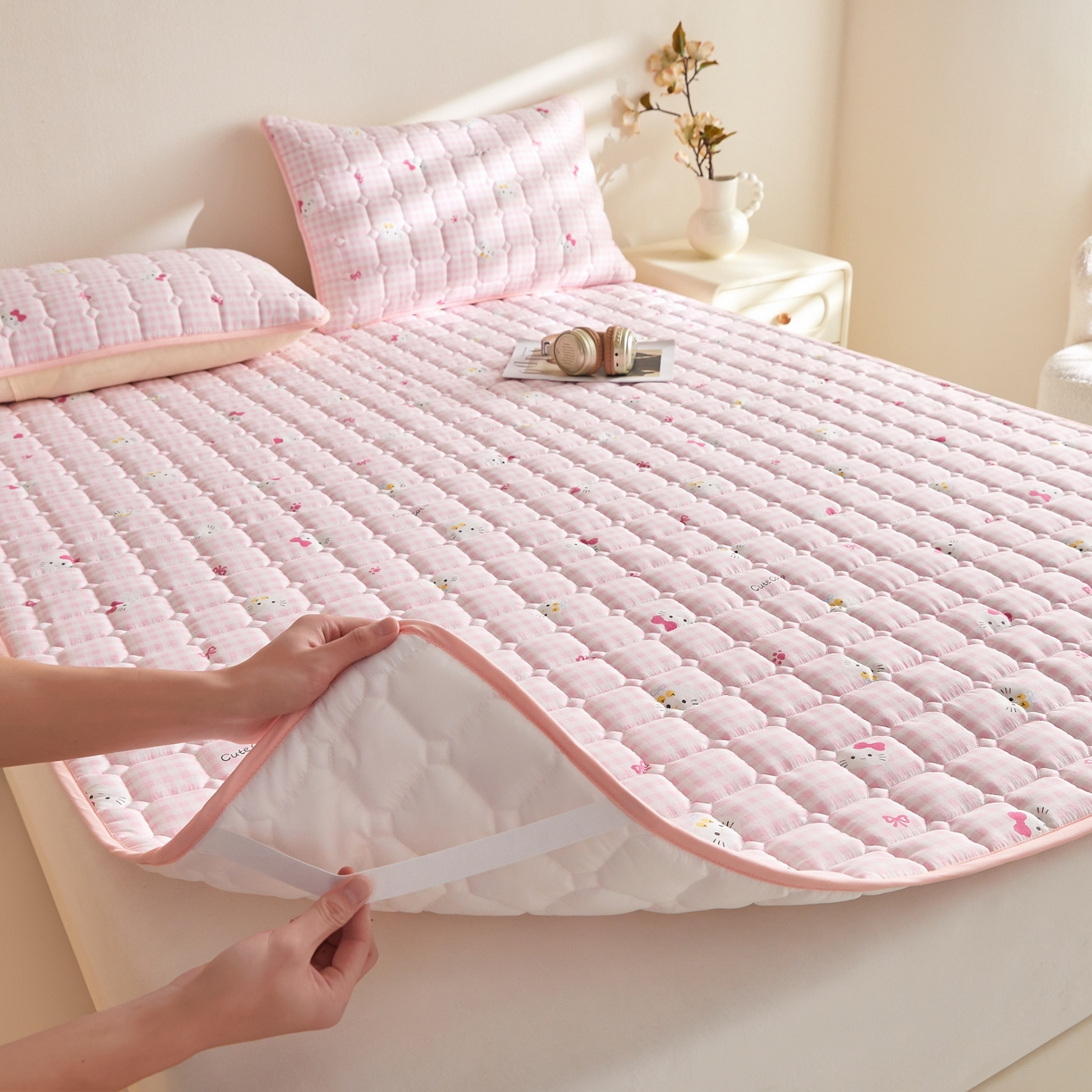 91家纺网 家纺一手货源 找家纺 小桃姐家纺 2026新款四季夹棉防水床护垫 隔脏床垫姨妈垫儿童隔尿垫夹棉枕套 格纹kitty