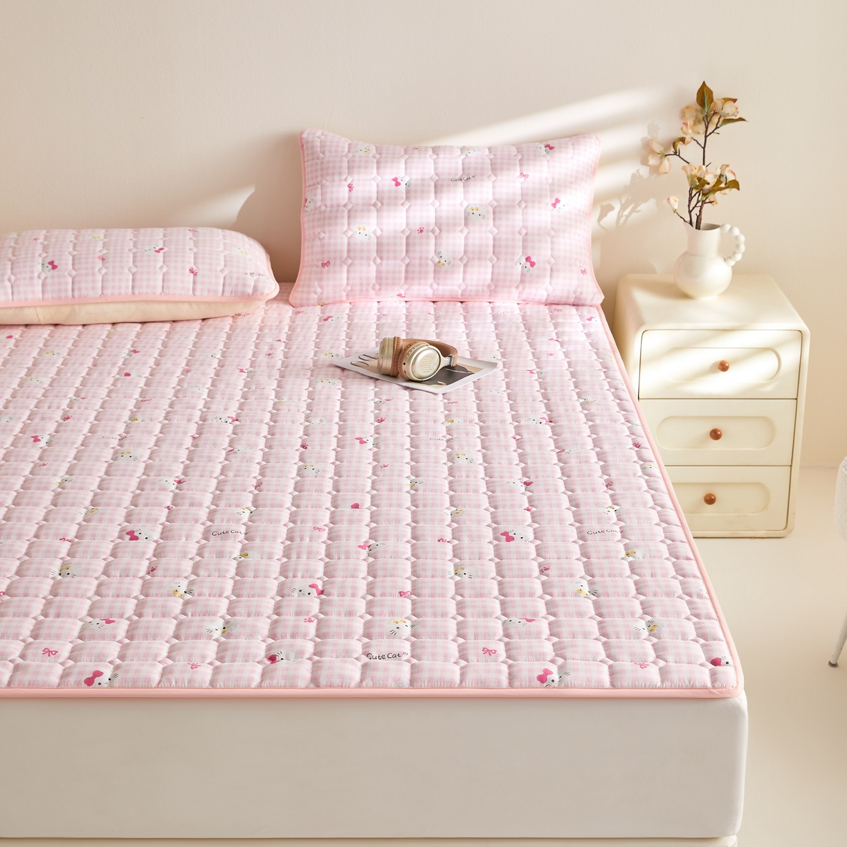 91家纺网 家纺一手货源 找家纺 小桃姐家纺 2026新款四季夹棉防水床护垫 隔脏床垫姨妈垫儿童隔尿垫夹棉枕套 格纹kitty