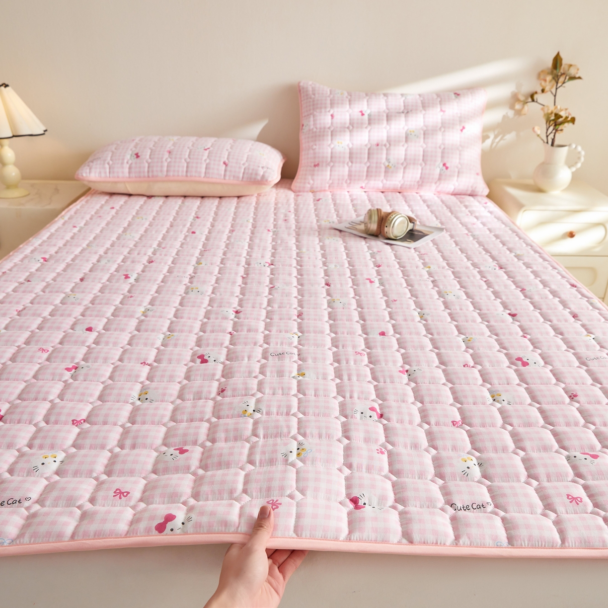 91家纺网 家纺一手货源 找家纺 小桃姐家纺 2026新款四季夹棉防水床护垫 隔脏床垫姨妈垫儿童隔尿垫夹棉枕套 格纹kitty
